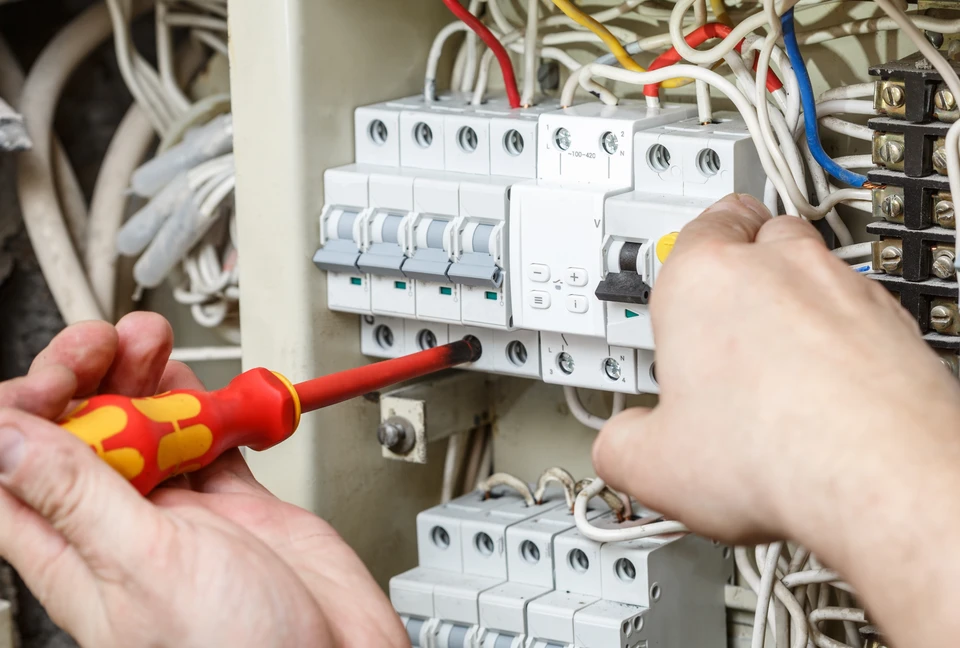 Professionnel &eacute;lectricien travaillant sur l'installation et la v&eacute;rification d'&eacute;quipements &eacute;lectriques