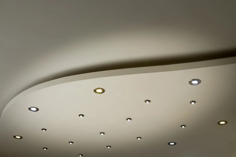Plafond moderne à architecture courbe avec éclairage LED intégré
