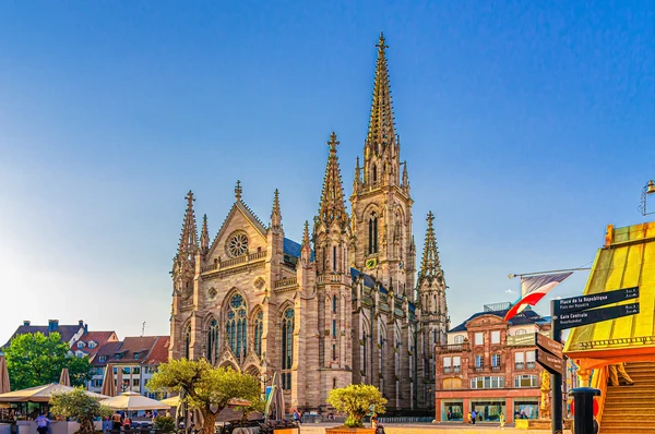 Une vue a&eacute;rienne ou une photographie de la ville de Mulhouse montrant son centre-ville avec son architecture caract&eacute;ristique alsacienne (b&acirc;timents historiques, rues) en jour clair, &eacute;voquant une ville dynamique du Territoire de Belfort. La qualit&eacute; doit &ecirc;tre celle d'une photo professionnelle de paysage urbain.