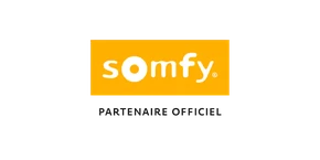 Logo officiel du partenaire SOMFY - marque déposée de la motorisation et domotique, présenté de manière claire et professionnelle sur fond neutre ou blanc, typiquement utilisé dans les certifications et partenariats d'entreprises spécialisées en électricité et automatisation.