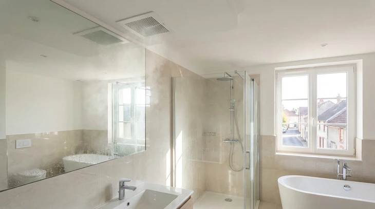 Homme installant ou retirant une grille de ventilation carrée au plafond d'un intérieur résidentiel