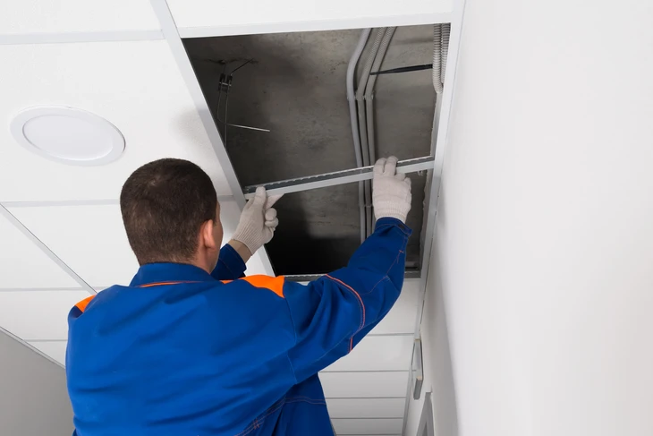 Équipement industriel de ventilation ou climatisation en extérieur, vue rapprochée du ventilateur axial